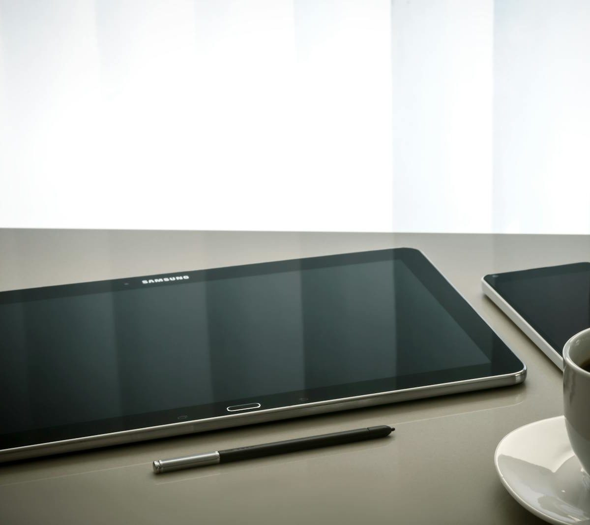 Black Samsung Android Tablet Computer Beside Stylus Pen