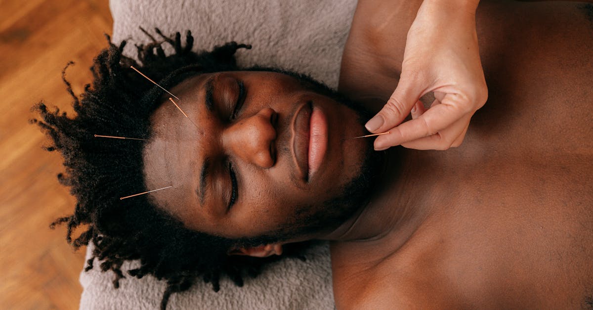découvrez l'acupression, une pratique traditionnelle inspirée de la médecine chinoise, qui utilise des points de pression pour soulager la douleur, réduire le stress et améliorer le bien-être général. apprenez comment cette technique holistique peut transformer votre santé et votre équilibre intérieur.