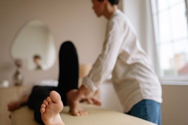 découvrez l'acupressure, une technique millénaire de médecine traditionnelle asiatique qui utilise la pression des doigts sur des points spécifiques du corps pour soulager le stress, réduire la douleur et favoriser le bien-être. apprenez les bienfaits de cette méthode naturelle et comment l'intégrer dans votre quotidien.