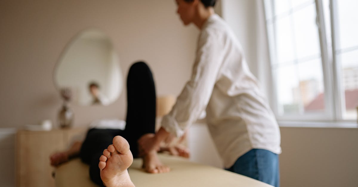 découvrez l'acupressure, une technique millénaire de médecine traditionnelle asiatique qui utilise la pression des doigts sur des points spécifiques du corps pour soulager le stress, réduire la douleur et favoriser le bien-être. apprenez les bienfaits de cette méthode naturelle et comment l'intégrer dans votre quotidien.