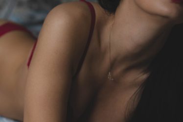 découvrez notre collection de lingerie élégante et confortable qui sublime toutes les silhouettes. des modèles variés pour chaque occasion, alliant sensualité et praticité.