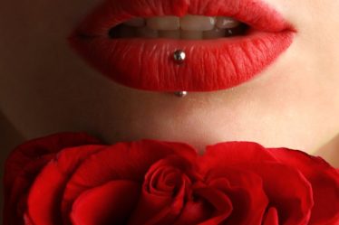 découvrez notre sélection de rouges à lèvres, alliant couleur intense et confort d'application. trouvez la nuance parfaite pour sublimer vos lèvres et exprimer votre style unique. parfait pour toutes les occasions, ces lipsticks sont conçus pour durer tout en offrant une hydratation optimale.