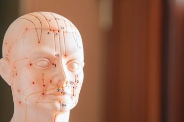 découvrez les bienfaits de l'acupressure, une méthode de soin holistique qui utilise la pression des mains sur des points spécifiques du corps pour soulager le stress, améliorer la circulation et favoriser un mieux-être général. apprenez les techniques et pratiques de cette approche ancestrale pour une vie plus équilibrée.