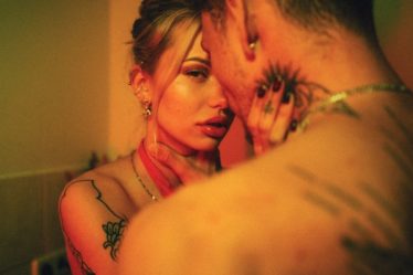 découvrez notre collection tendance de faux piercings, une alternative sans douleur et stylée pour changer de look en un clin d'œil. idéals pour exprimer votre personnalité sans engagement, ces accessoires sont parfaits pour toutes les occasions.