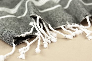 découvrez la fouta, l'accessoire tendance et polyvalent pour vos journées à la plage, vos séances de spa ou vos pique-niques. fabriquée en coton doux et absorbant, la fouta apporte une touche d'élégance tout en étant pratique. idéale pour se sécher, se prélasser ou s'enrouler, elle se transporte facilement et se décline en de nombreux motifs et couleurs. adoptez la fouta pour un style chic et relax dans toutes vos activités en plein air.
