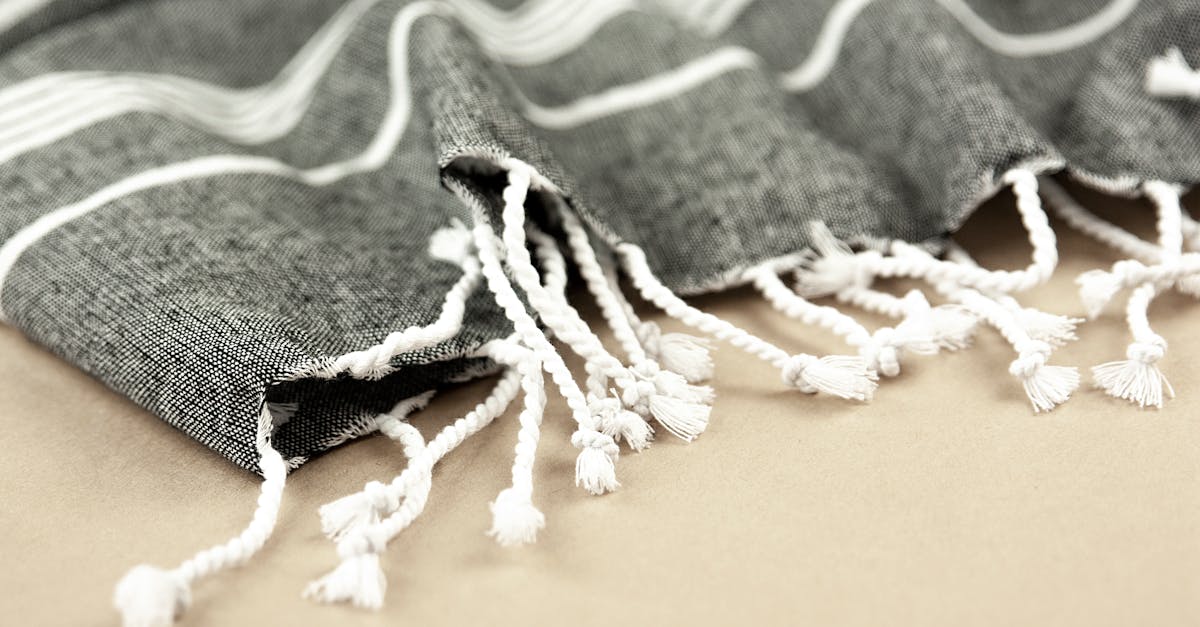 découvrez la fouta, l'accessoire tendance et polyvalent pour vos journées à la plage, vos séances de spa ou vos pique-niques. fabriquée en coton doux et absorbant, la fouta apporte une touche d'élégance tout en étant pratique. idéale pour se sécher, se prélasser ou s'enrouler, elle se transporte facilement et se décline en de nombreux motifs et couleurs. adoptez la fouta pour un style chic et relax dans toutes vos activités en plein air.