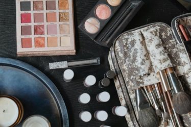 découvrez des astuces pratiques pour une organisation efficace de votre maquillage. transformez votre routine beauté avec des conseils sur le rangement et la conservation de vos produits de maquillage, pour un espace de beauté toujours ordonné et inspirant.