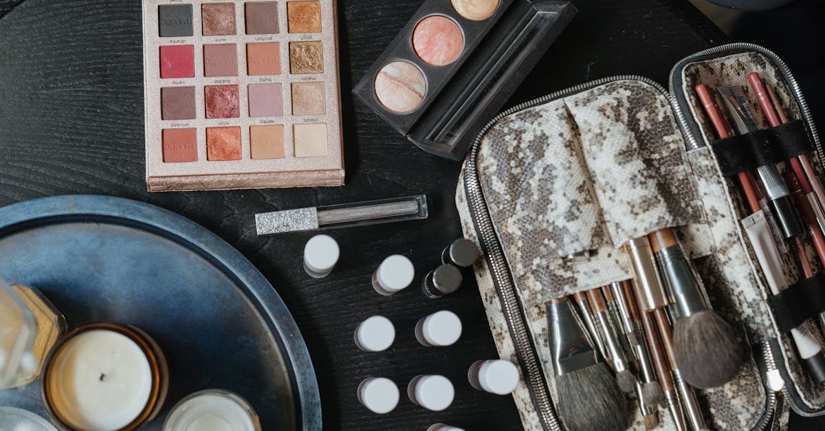 découvrez des astuces pratiques pour une organisation efficace de votre maquillage. transformez votre routine beauté avec des conseils sur le rangement et la conservation de vos produits de maquillage, pour un espace de beauté toujours ordonné et inspirant.