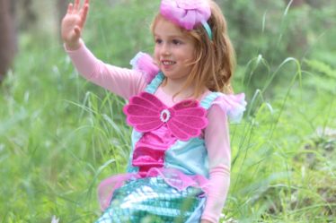 découvrez notre magnifique costume de sirène, parfait pour les fêtes ou les événements costumés. avec des détails scintillants et une coupe élégante, ce costume saura captiver tous les regards et vous plonger dans l'univers enchanteur des fonds marins.