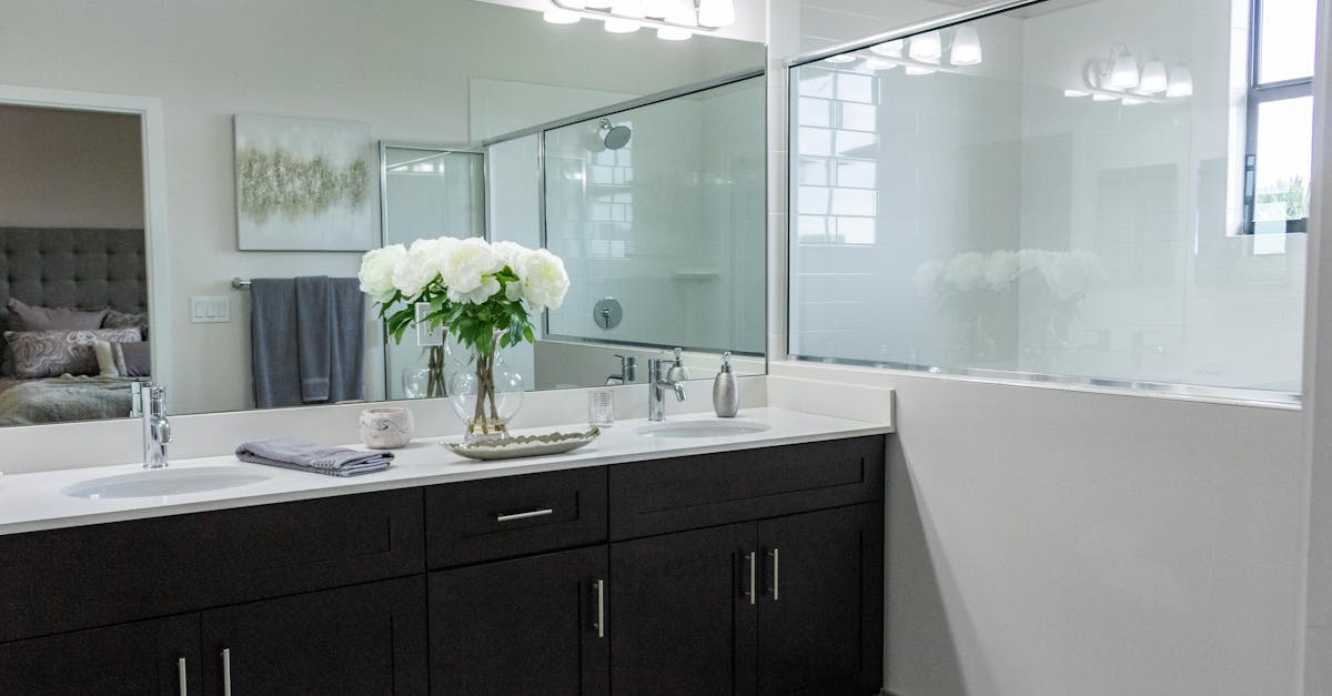 découvrez notre sélection d'accessoires de douche pour améliorer votre expérience quotidienne. trouvez des rideaux, porte-savons, étagères et autres accessoires pratiques et élégants pour transformer votre salle de bain en un espace fonctionnel et esthétique.