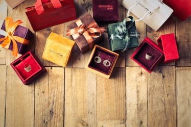découvrez notre collection unique de bijoux en bois, alliant élégance et nature. chaque pièce artisanale est confectionnée avec soin, mettant en valeur la beauté des matériaux naturels. parfaits pour ajouter une touche originale à votre style ou offrir en cadeau.